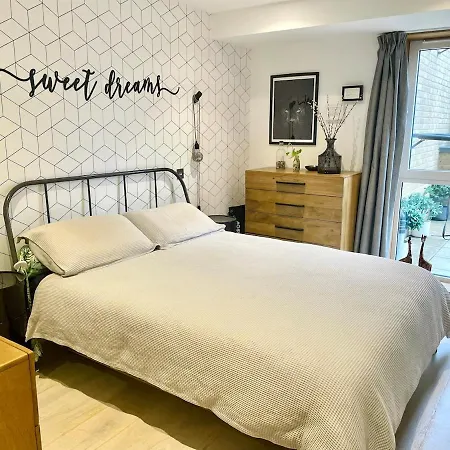 Stylish & Modern 2-Bed London Apartment With Private Terrace